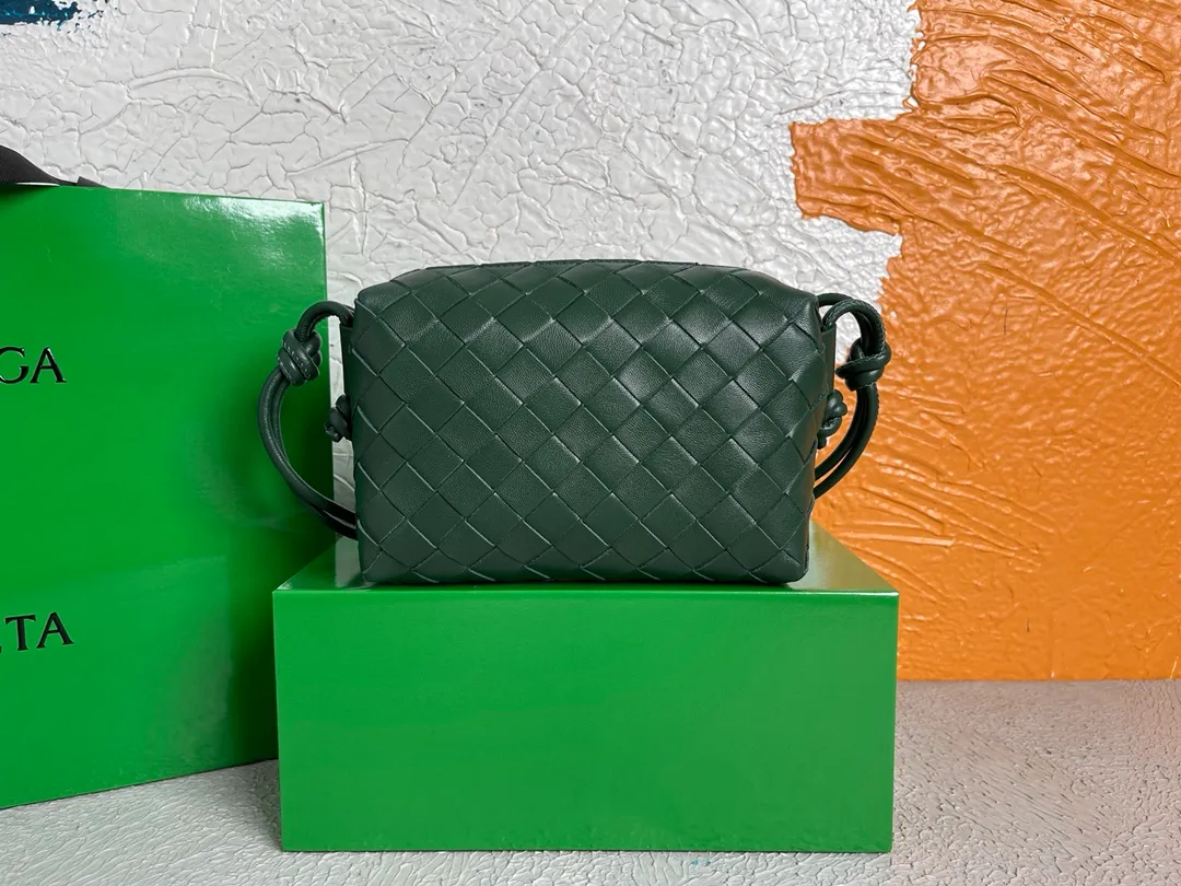 Batch 1160 BOTTEGA VENETA/Bottega 2021 new women's POUCH crossbody bag clutch, lntfecciato woven leather crossbody mini handbag, single internal open pocket, zipper closure, computer embroidered leather shoulder strap can be adjusted in length, model: 9896 Color: Raintree Green Origin: Italy Size: 17*12*8